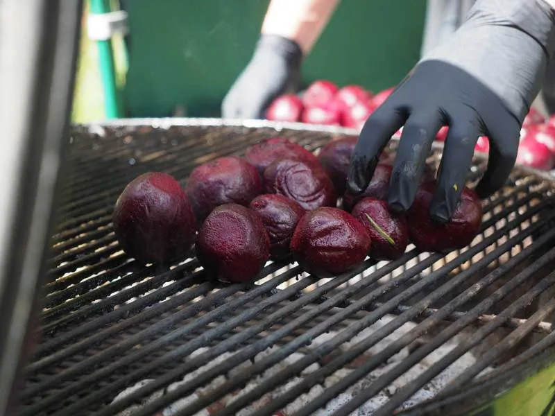 Rode bietjes op de barbecue